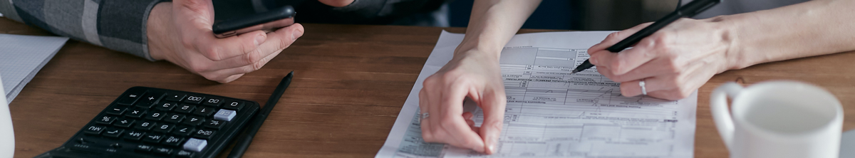 Mujer y hombre elaborando un documento.